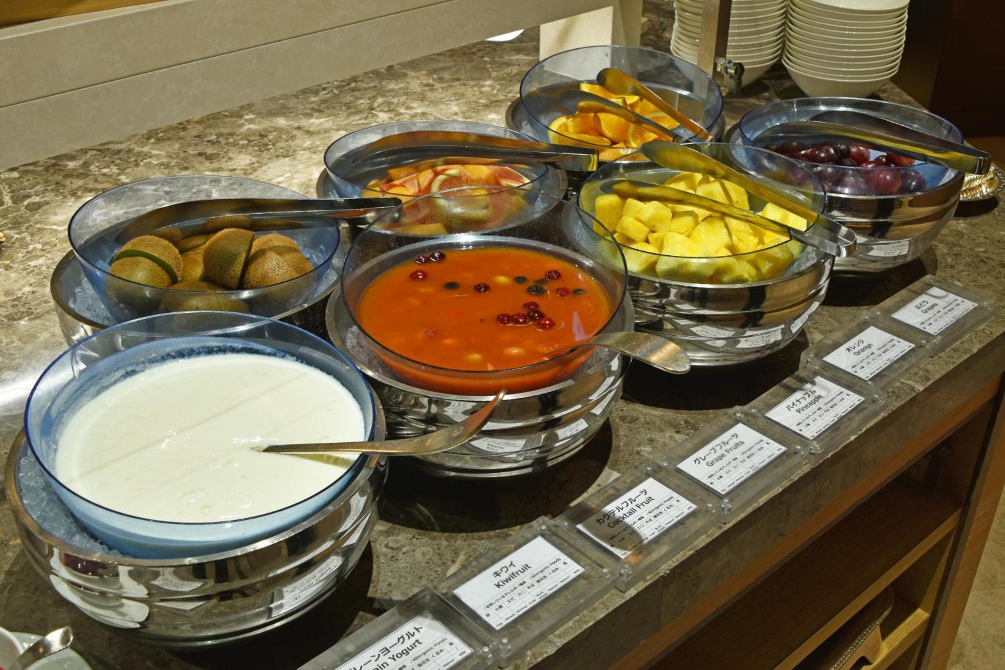 Hotel Okura Fukuoka Fukuoka  Exterior foto A selection of fruit and yoghurt at a buffet