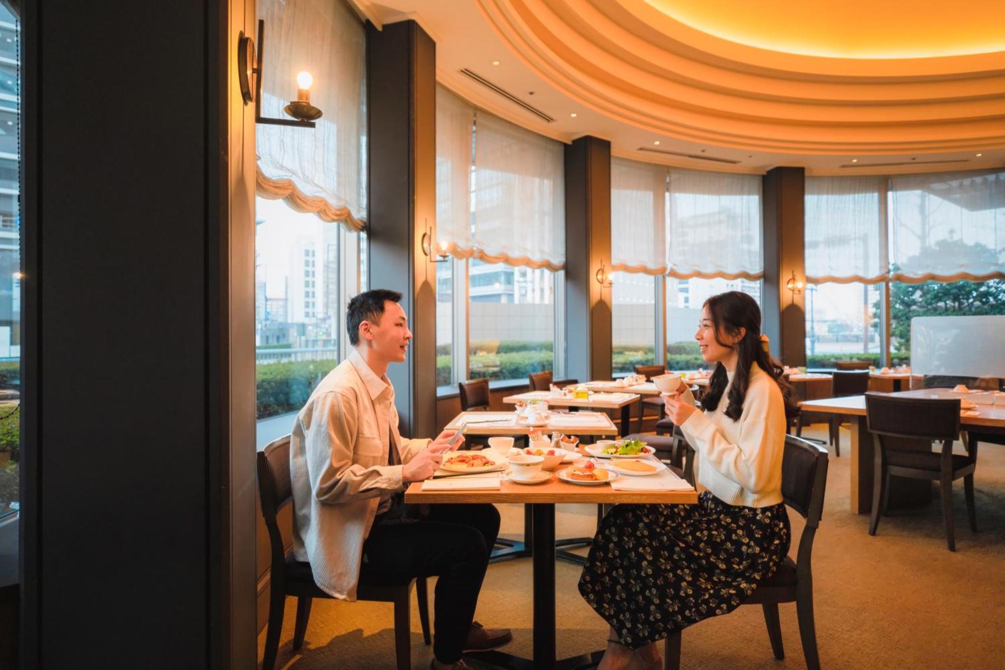 Hotel Okura Fukuoka Fukuoka  Exterior foto A couple dining at a restaurant in Japan