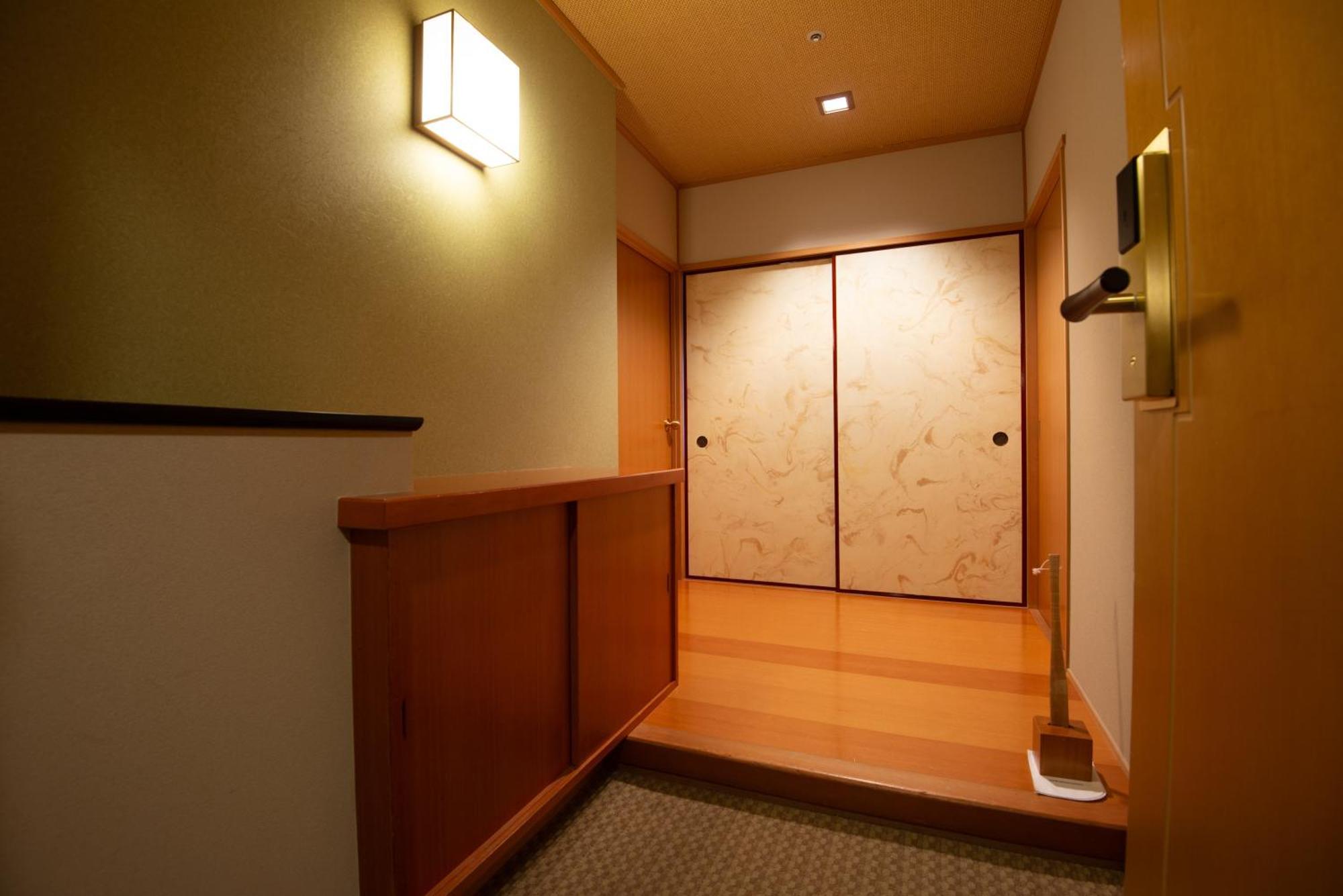 Hotel Okura Fukuoka Fukuoka  Exterior foto A small genkan
